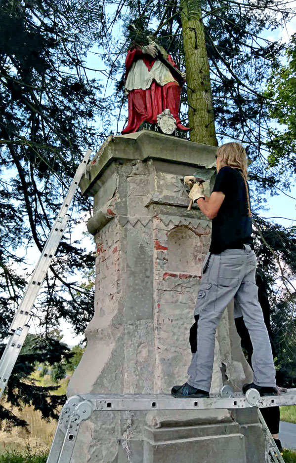 Restauration bearbeitet die Bildsäule des heiligen Johannes Nepomuk in Marcinkowice